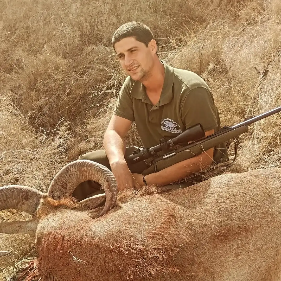 Cazador con pieza de caza